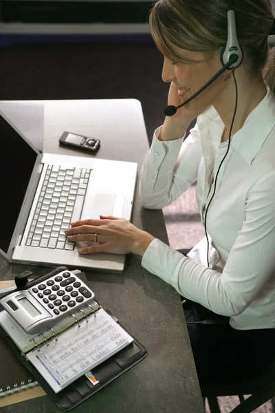 Blonďatá call centrum pracovní seděl u svého stolu — Stock fotografie