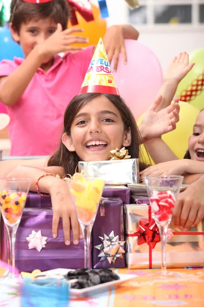 Küçük kızın doğum günü partisinde — Stok fotoğraf