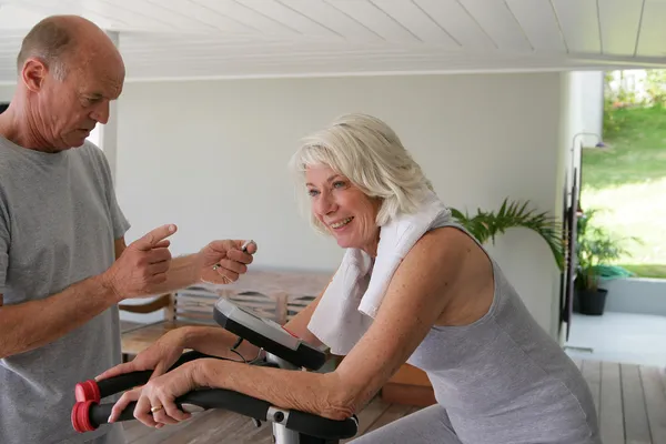 Seniorenpaar mit Fitnessstudio — Stockfoto