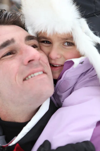 Far och dotter i skidresor — Stockfoto