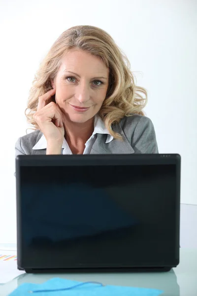 Podnikatelka na laptop — Stock fotografie