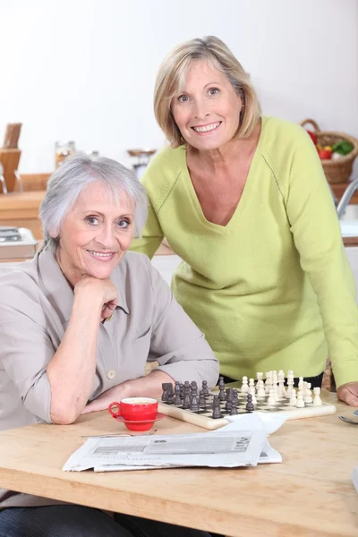 两个女人玩一个非正式的国际象棋游戏 — 图库照片