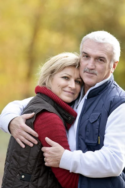 Portret pary przytulającej — Zdjęcie stockowe