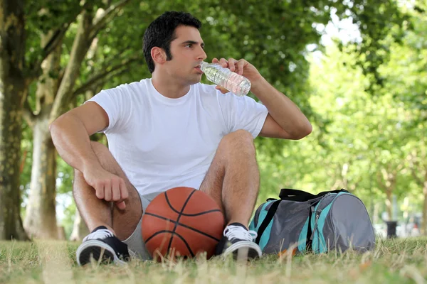 Άνθρωπος με μπάσκετ και μπουκάλι νερό — Φωτογραφία Αρχείου