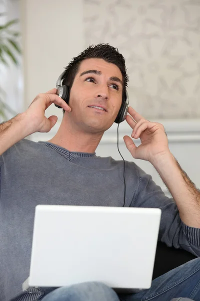 Hombre escuchando música —  Fotos de Stock