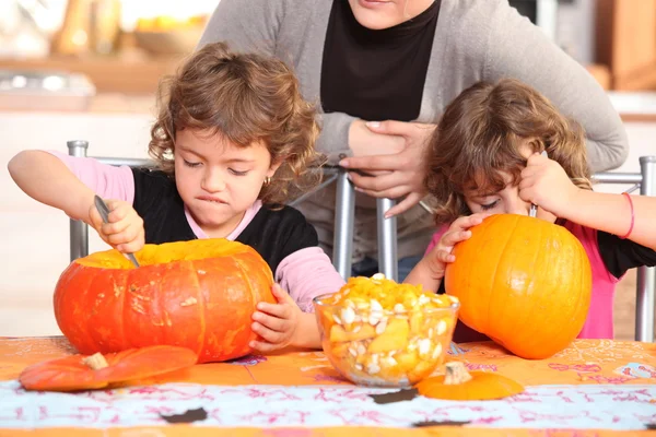Barn carving halloween pumpor — Stockfoto