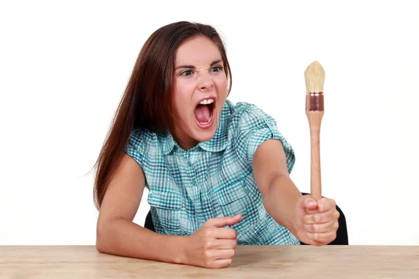 Donna che litiga con un pennello — Foto Stock