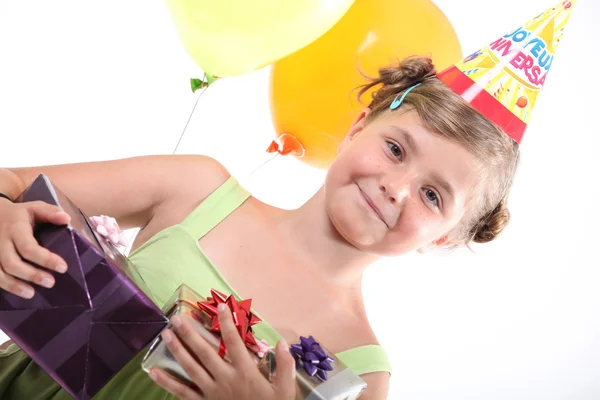 Šťastná holčička s její narozeninové dárky — Stock fotografie