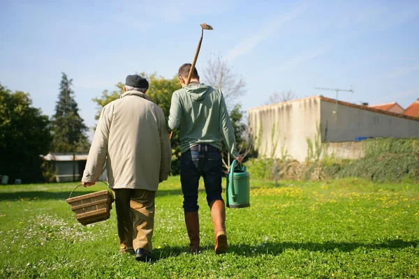 Zwei Männer auf dem Weg zur Gartenarbeit — Stockfoto