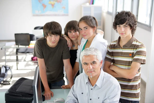 Leraar poserend met zijn leerlingen — Stockfoto