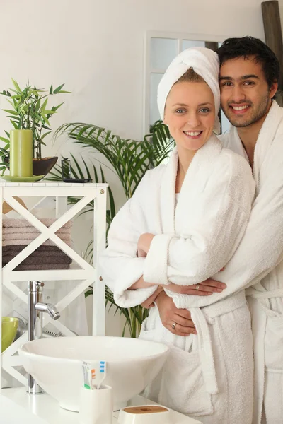 Jeune couple ensemble dans la salle de bain — Photo
