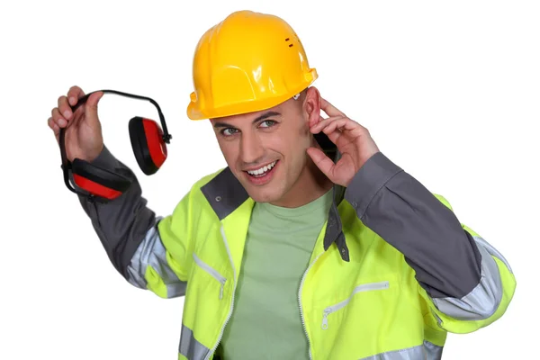 Werknemer houden gehoorbescherming — Stockfoto