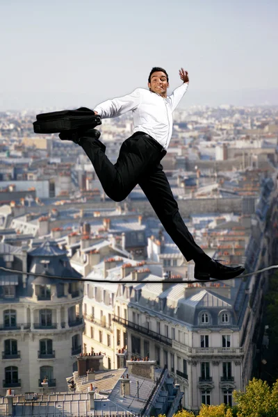自信を持ってタイトロープの上を歩くビジネスマン — ストック写真