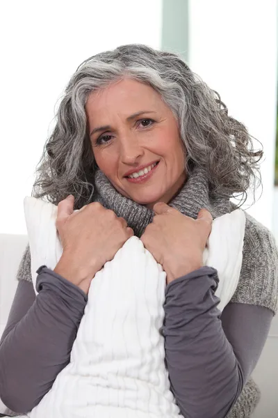 Mujer mayor con estilo sosteniendo una almohada — Foto de Stock