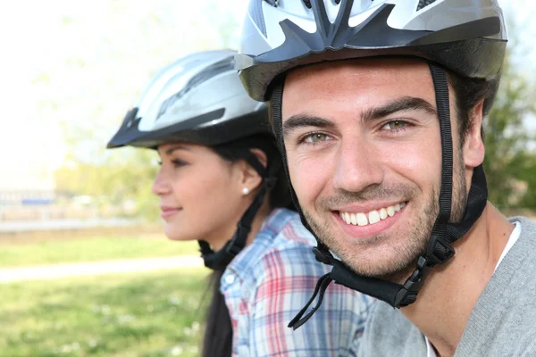 Man och kvinna ridning cyklar — Stockfoto