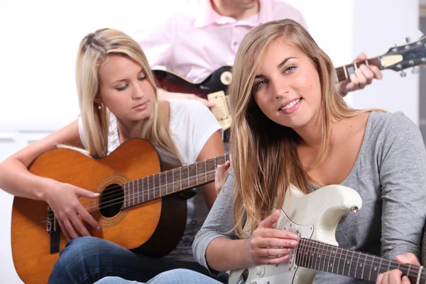 Adolescenti che suonano la chitarra — Foto Stock