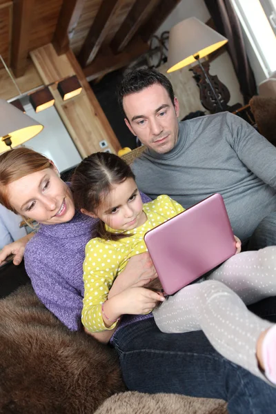 Anne ile kızı pembe bir dizüstü bilgisayar kullanarak — Stok fotoğraf