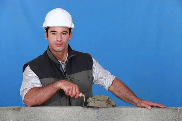 Hombre construyendo muro — Foto de Stock