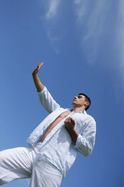 Человек, практикующий дзюдо на фоне голубого неба — стоковое фото