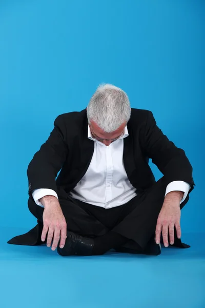 Homem de negócios de cabelos grisalhos a dormir a sesta — Fotografia de Stock