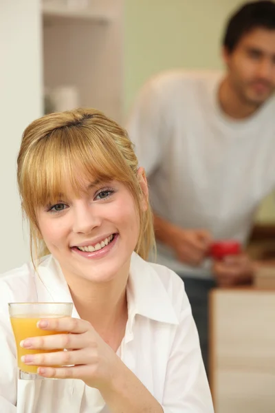 Νεαρή γυναίκα χαρούμενη έχοντας πρωινό — Φωτογραφία Αρχείου