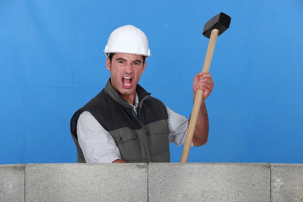 Homem irritado segurando martelo de trenó — Fotografia de Stock