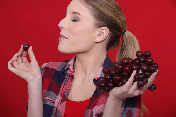 Desfrutando de uvas frescas . — Fotografia de Stock