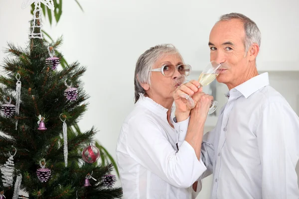 Homme et femme âgés célébrant le réveillon du Nouvel An — Photo