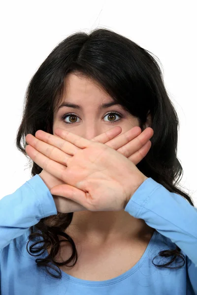 Donna che si copre la bocca con le mani — Foto Stock