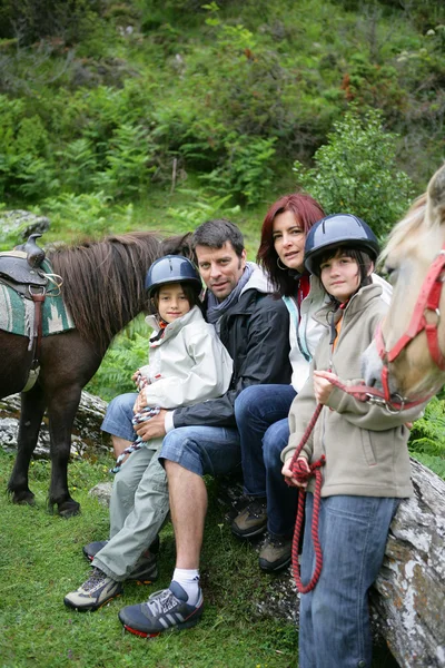Сім'я стояла з конями Ліцензійні Стокові Зображення