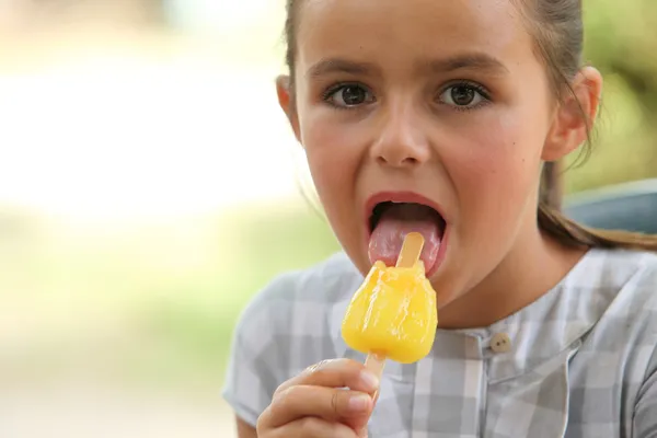 Девочка ест поло — стоковое фото