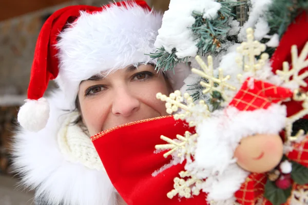 Donna vestita con il vestito di Babbo Natale — Foto Stock