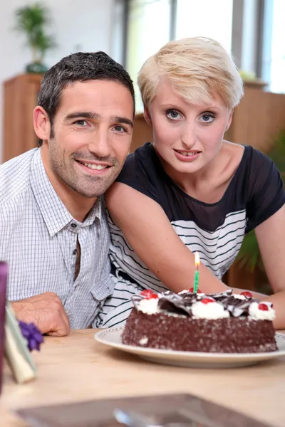 Par med födelsedagstårta — Stockfoto