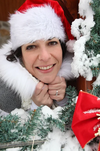 クリスマスを祝う陽気な女性 — ストック写真