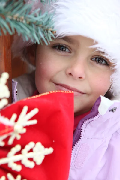 Νεαρό κορίτσι έξω από μια καμπίνα του χειμώνα — Φωτογραφία Αρχείου