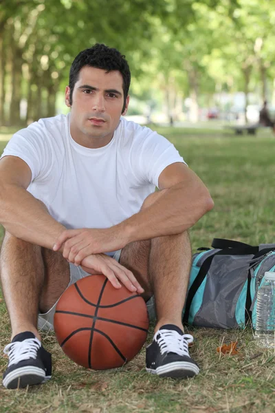 Basketspelare som sitter坐在篮球运动员 — 图库照片