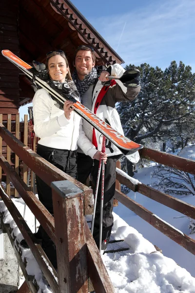 Paar vor einer Skihütte — Stockfoto