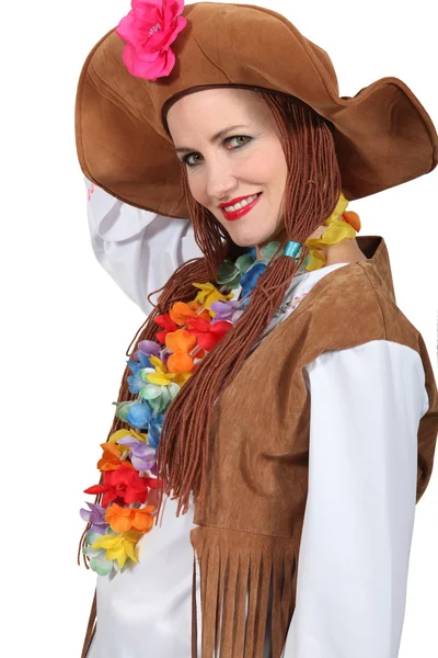 Женщина в коричневой шляпе и парике с цветами на шее — стоковое фото