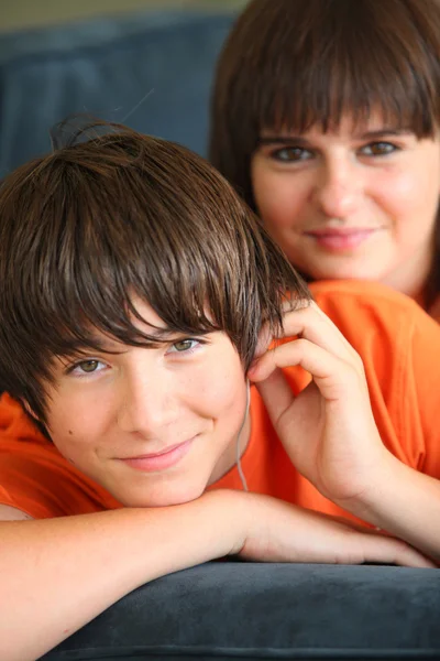 10 代の少年と妹の肖像画 — ストック写真