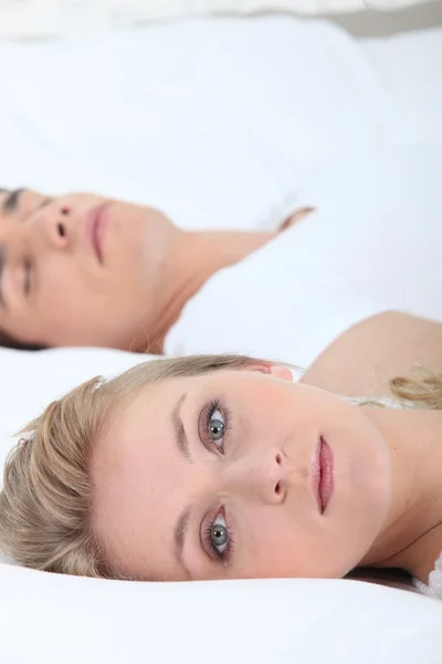 Paar schläft im selben Bett — Stockfoto