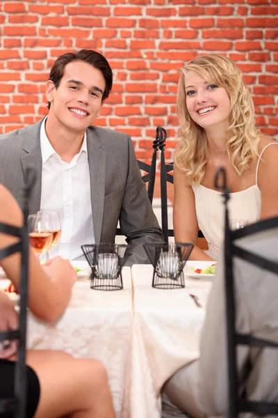 两个人在餐馆庆祝结婚周年 — 图库照片