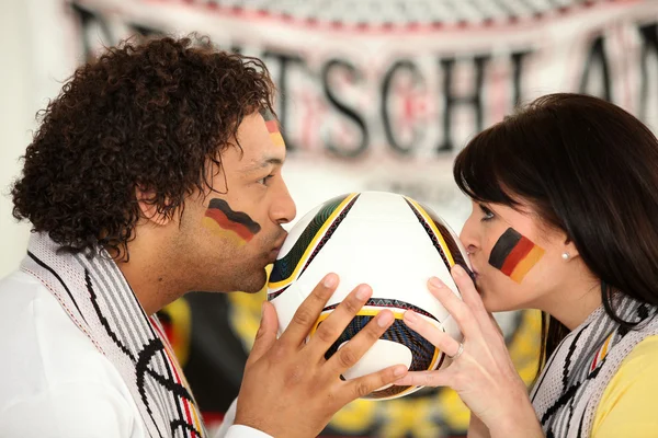 Γερμανικό ποδόσφαιρο οπαδούς φιλιά μπάλα — Φωτογραφία Αρχείου