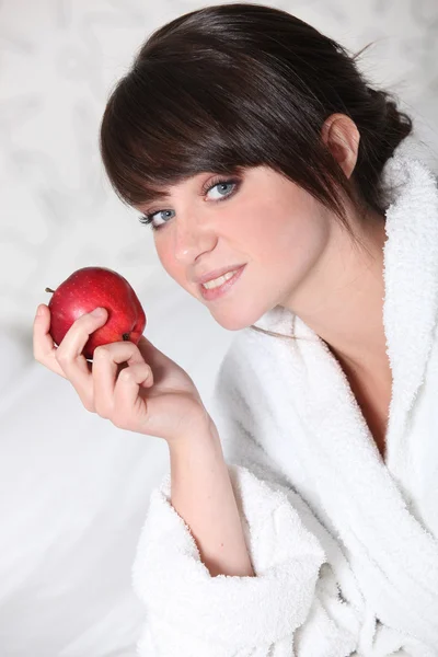 Νεαρή γυναίκα με ένα κόκκινο μήλο — Φωτογραφία Αρχείου