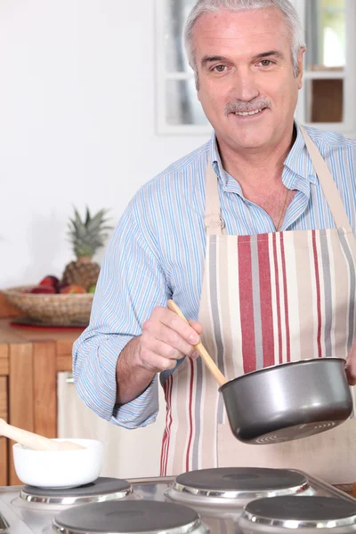 Hombre mayor cocinando — Foto de Stock