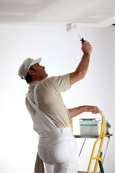 Tradesman pintando um teto — Fotografia de Stock