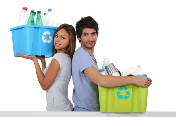 Garrafas de reciclagem jovem casal — Fotografia de Stock