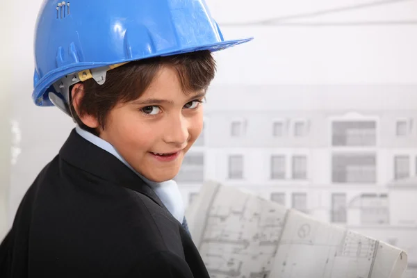 Маленький мальчик, одетый как архитектор — стоковое фото