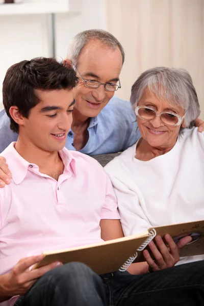 Family looking at a photo album — Stock Photo, Image