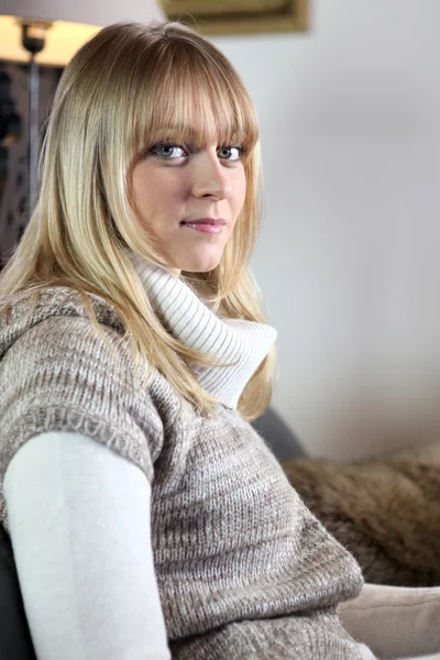 Привлекательная блондинка отдыхает на диване — стоковое фото
