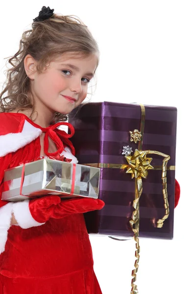 Flicka klädd som jultomte med gåvor — Stockfoto